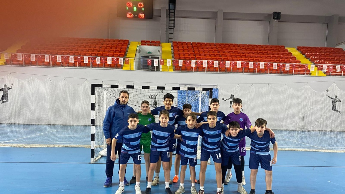 Beden Eğitimi Öğretmenimiz Emre UZUN ve Futsal Takımı Hedef Liderlik.