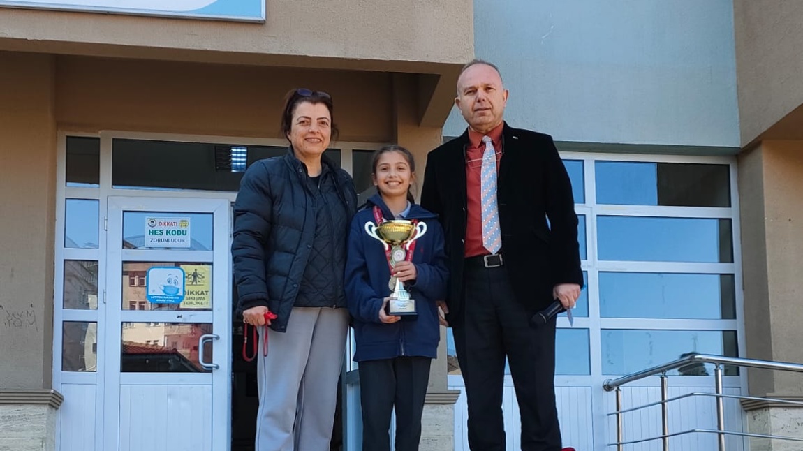 Öğrencimiz  6/E Sınıfından Ecrin SELİM jimnastik Trambolin Yarışmalarında il birincisi olmuştur.
